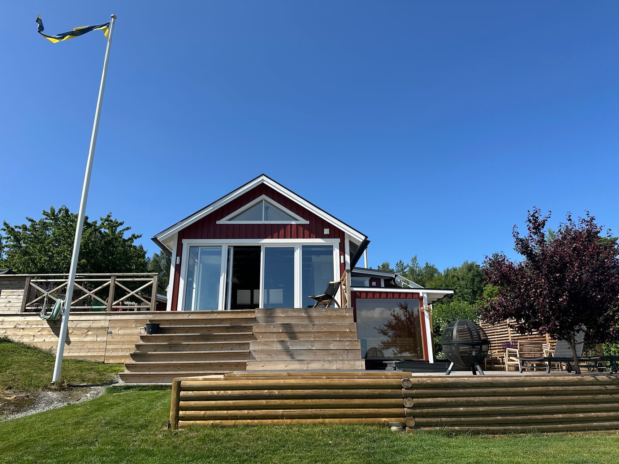 Nyrenoverat sommarhus med fantastisk sjötomt – bild 7 av 24