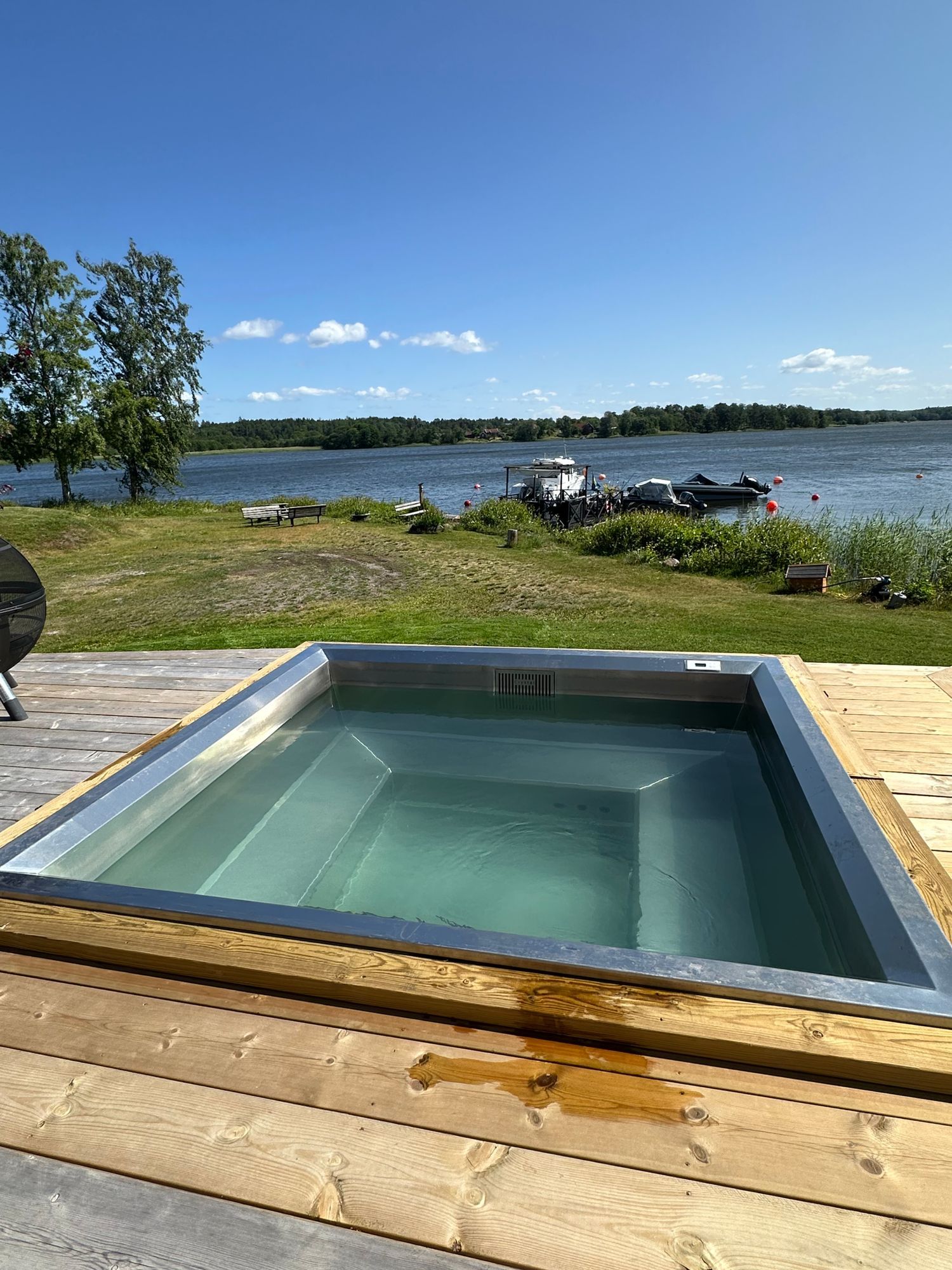 Nyrenoverat sommarhus med fantastisk sjötomt – bild 24 av 24