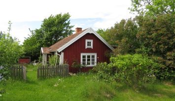 Gulligt torp med fin trädgård