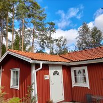 Small cosy cottage in the forest near lake. 6 pers