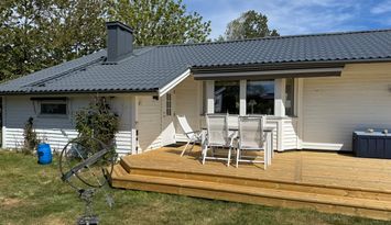 Rymlig familjestuga 200 m från havet – Glommen