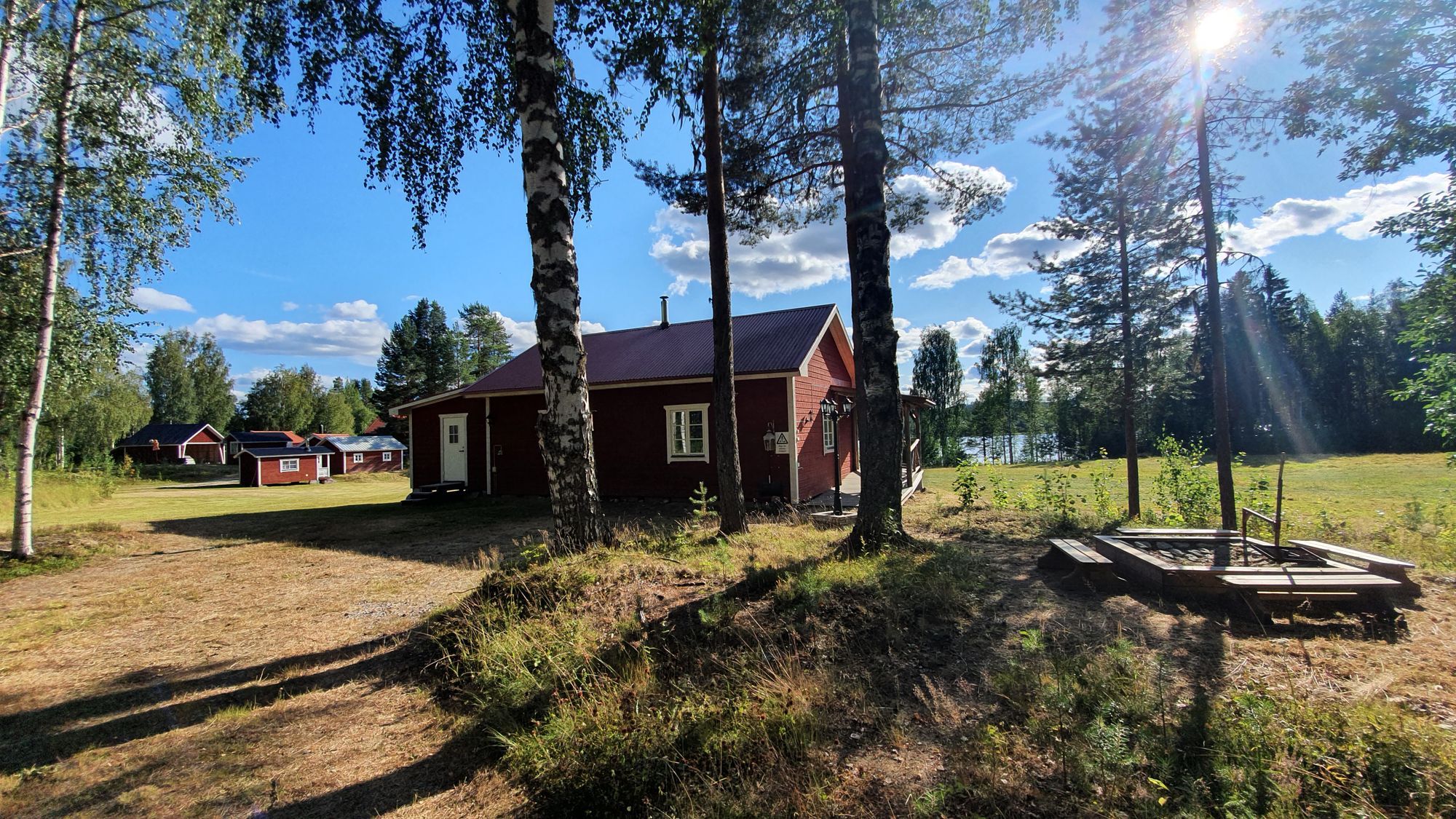 Stuga med sjöutsikt, bad, vandringsleder & fiske i – bild 2 av 16