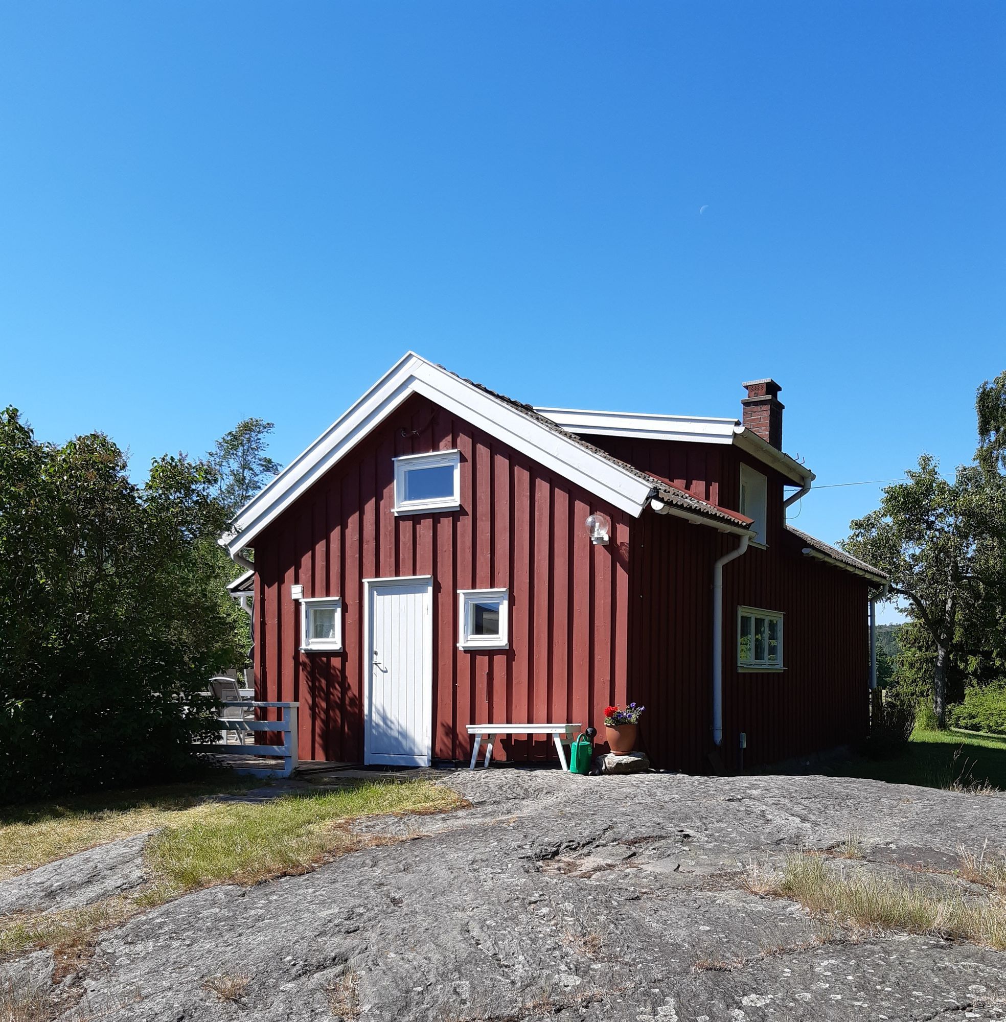 Två havsnära, mysiga hus med egen båt på Orust.