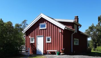 Två havsnära, mysiga hus med egen båt på Orust.