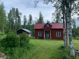 Mysig stuga bland fjäll och vacker jämtlandsnatur