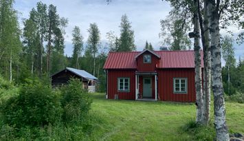 Mysig stuga bland fjäll och vacker jämtlandsnatur