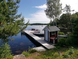 Stuga, strandtomt och egen brygga