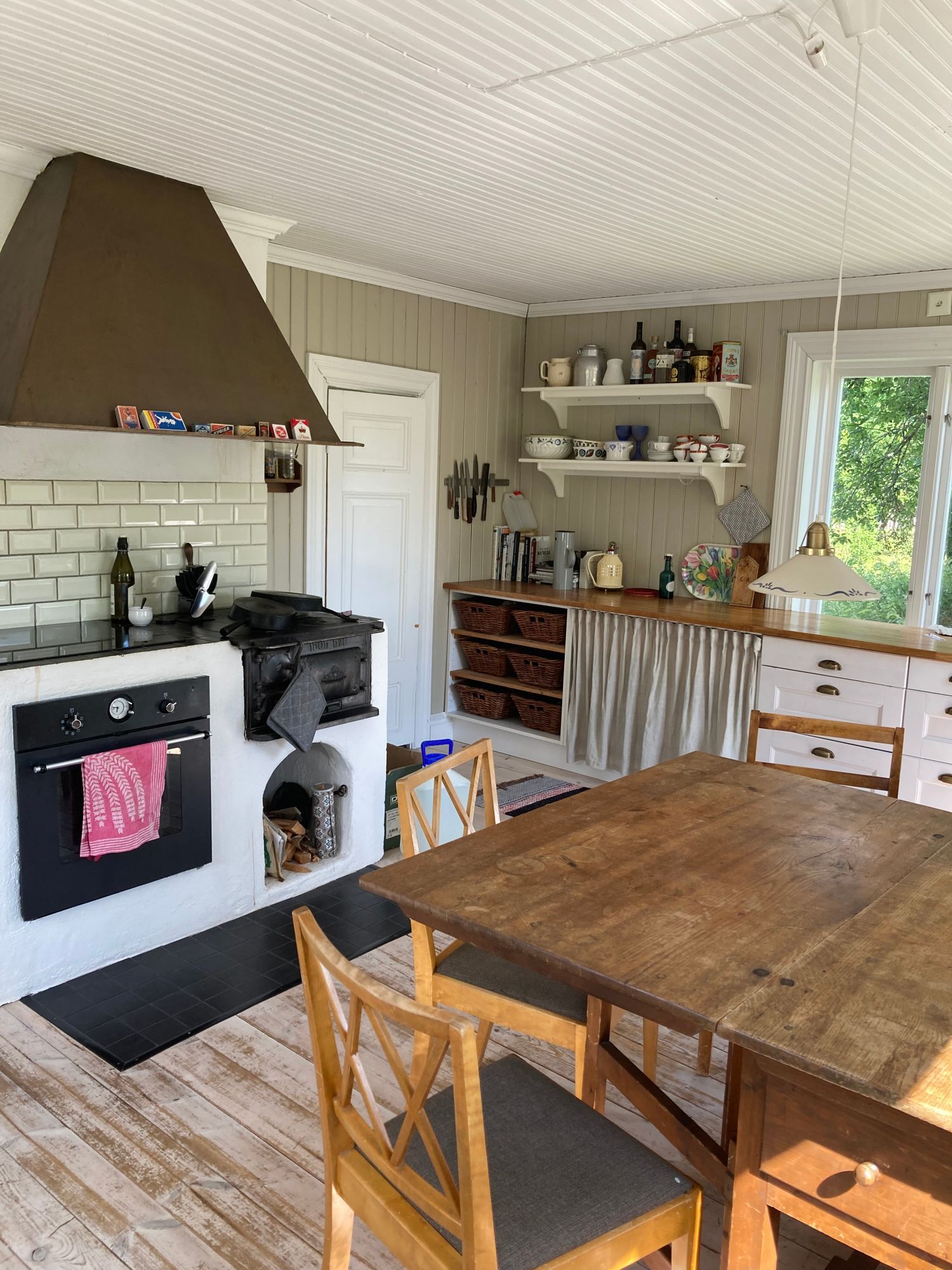 Rymlig stuga norr om Ljusdal – bild 5 av 19