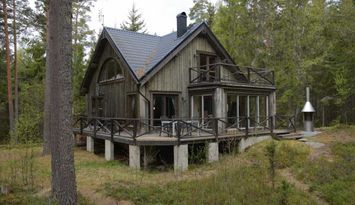 Fritidshus vid sjön med motorbåt i ett privat läge