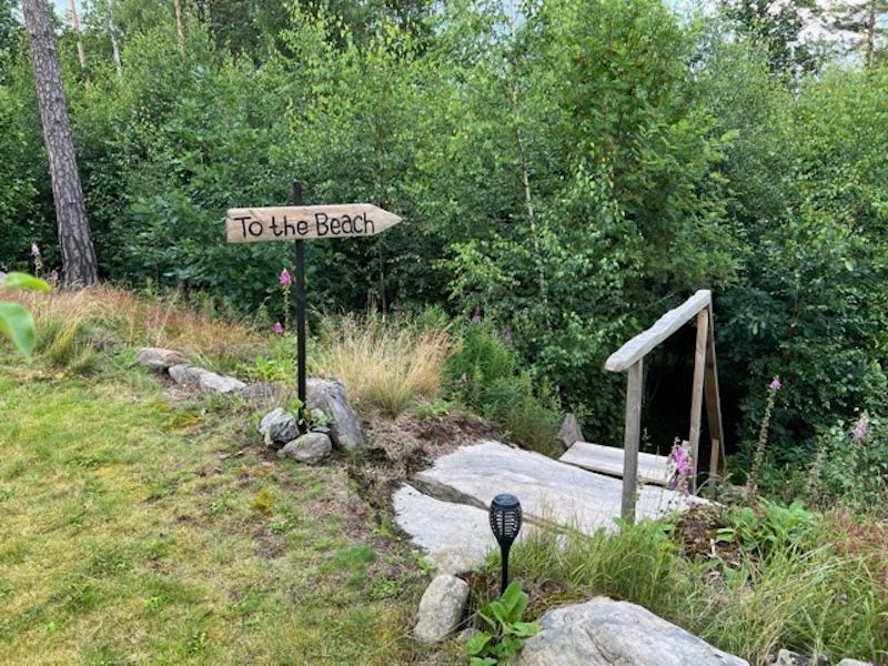 Mysig stuga med sjöutsikt, gästhus och stor altan – bild 4 av 24