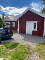 Mysig avsides stuga vid sjö i bohuslän