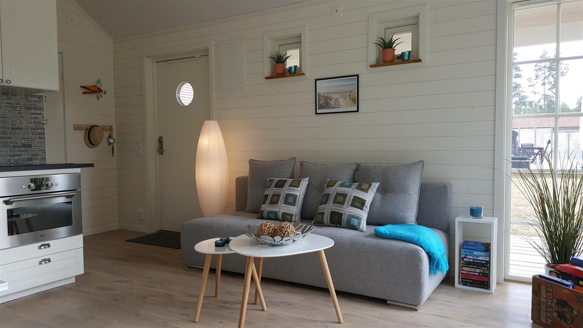 Toppenfräsch stuga nära havet – bild 2 av 12