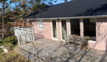Stuga med havsutsikt i Steninge