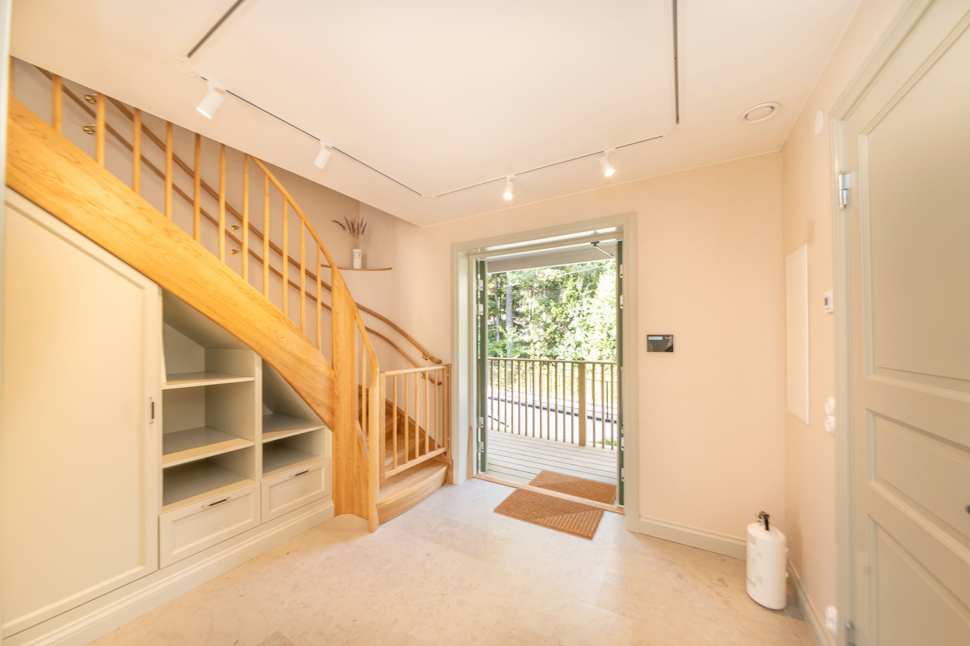 Nybyggt skärgårdshus, privat brygga och sandstrand – bild 4 av 24