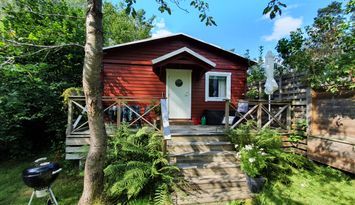 Mysig liten stuga nära hav i Stockholms skärgård