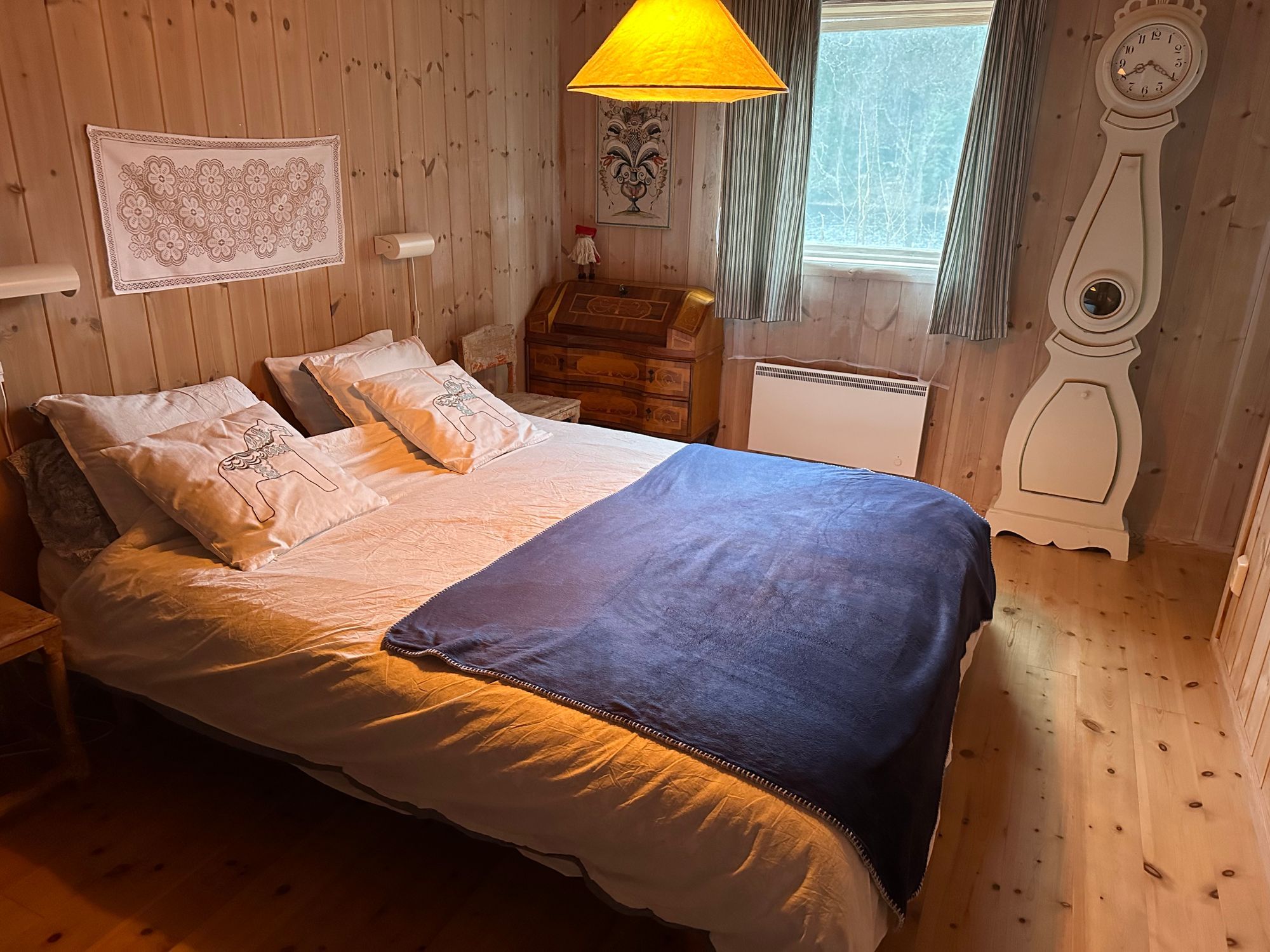 Typical Swedish cottage with stuga overlook a lake – bild 13 av 24