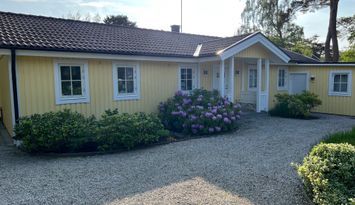 Villa med gäststuga Höllviken