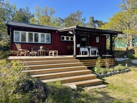 Nyrenoverad stuga på ett berg nära havet -