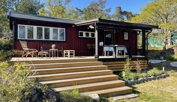 Nyrenoverad stuga på ett berg nära havet -