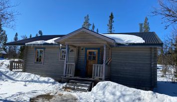 Fjällstuga vid längdspår med bastu och öppen spis