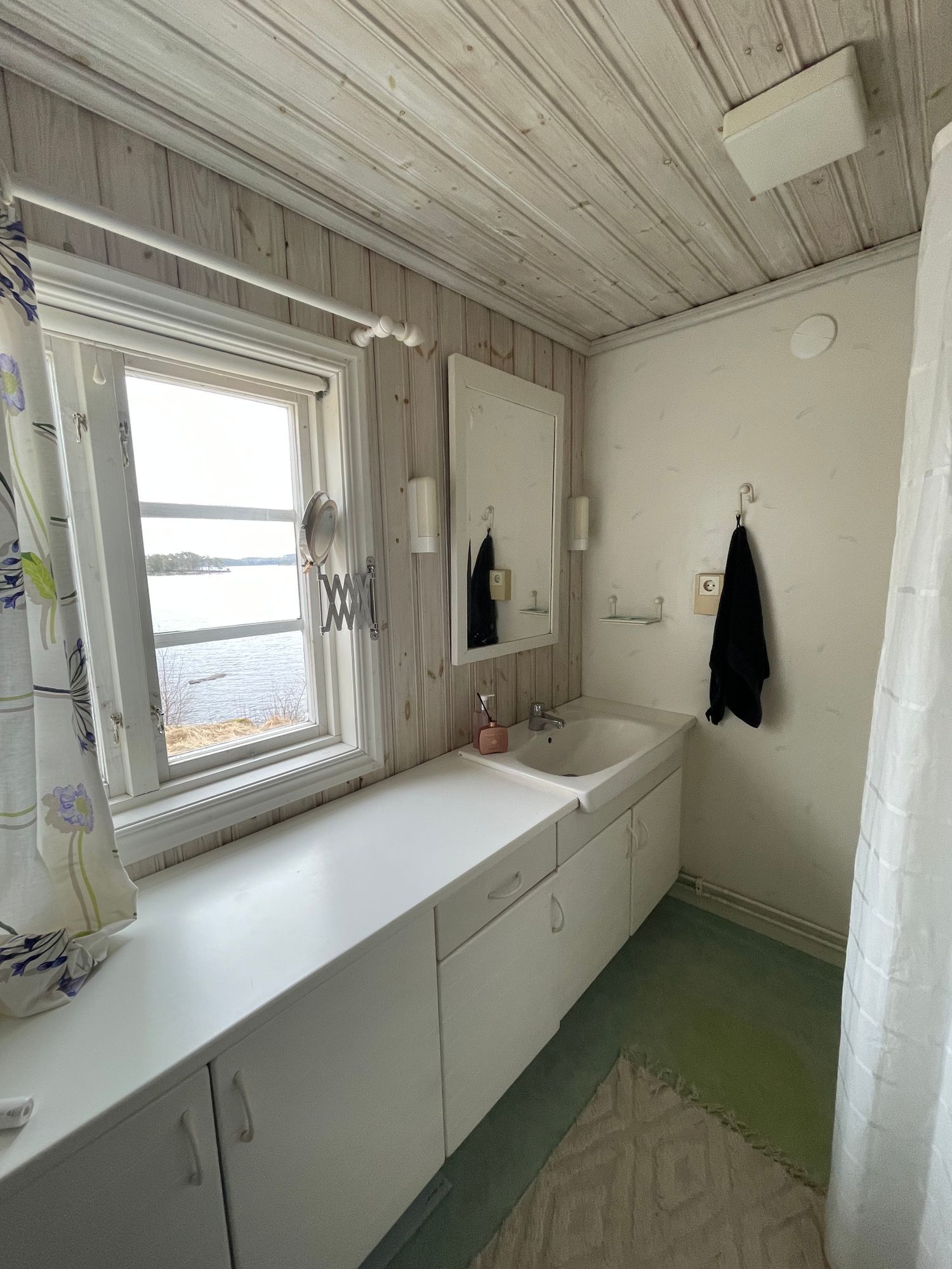 Hus vid sjö och egna bryggor – bild 7 av 11