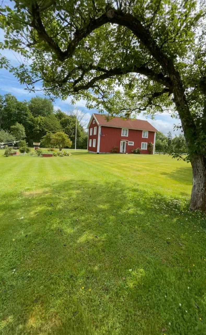Mysig gård på landet i Tingsryd – bild 2 av 9