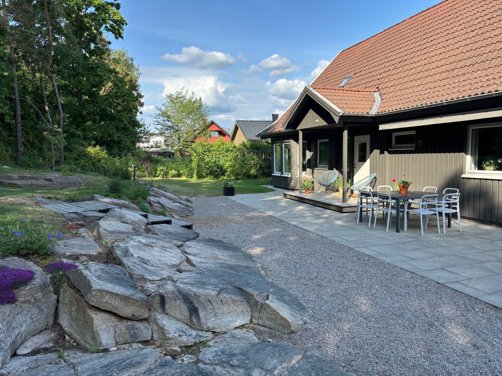 Hus nära skog och hav
