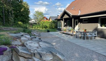 Hus nära skog och hav