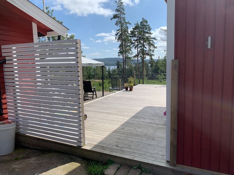 Mysig stuga med sjöutsikt, gästhus och stor altan – bild 3 av 24