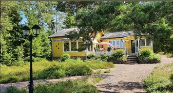 Cottage at the lake Vaenern