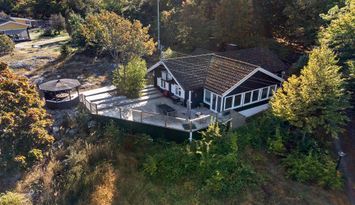 En skärgårdsvilla med brygga och ev aluminiumbåt