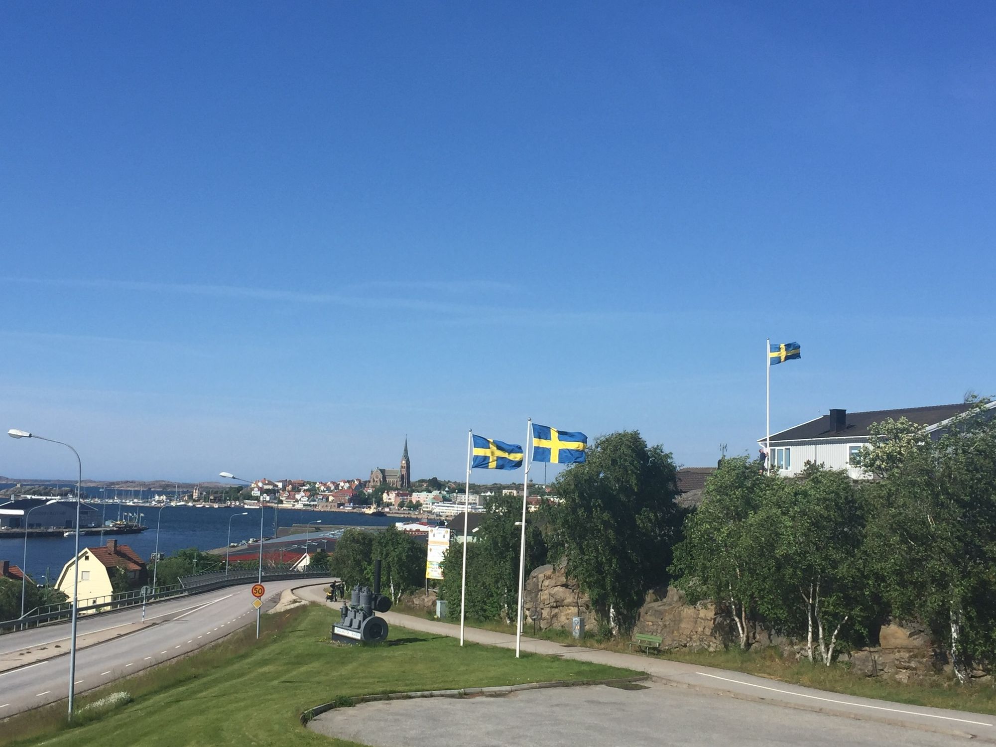 Villa med havsutsikt nära centrum och salta bad