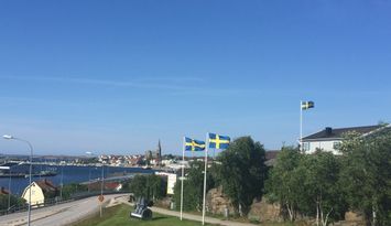 Villa med havsutsikt nära centrum och salta bad