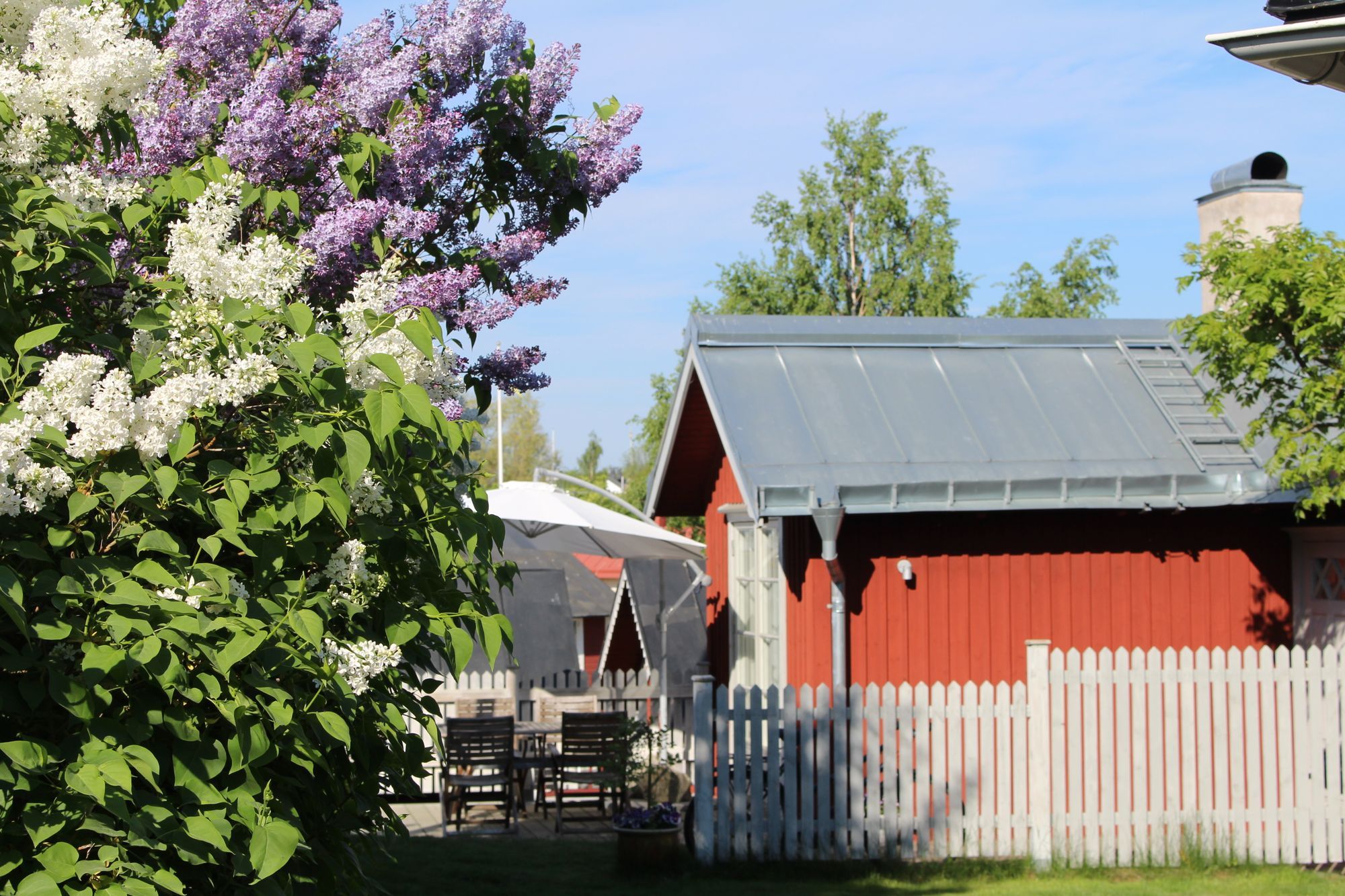 Centrala Vaxholm med utsikt över hamnen och havet – bild 2 av 19