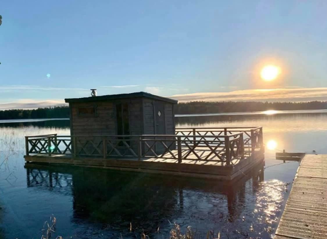 Lyxigt sjöställe med egen brygga och strand – bild 3 av 21