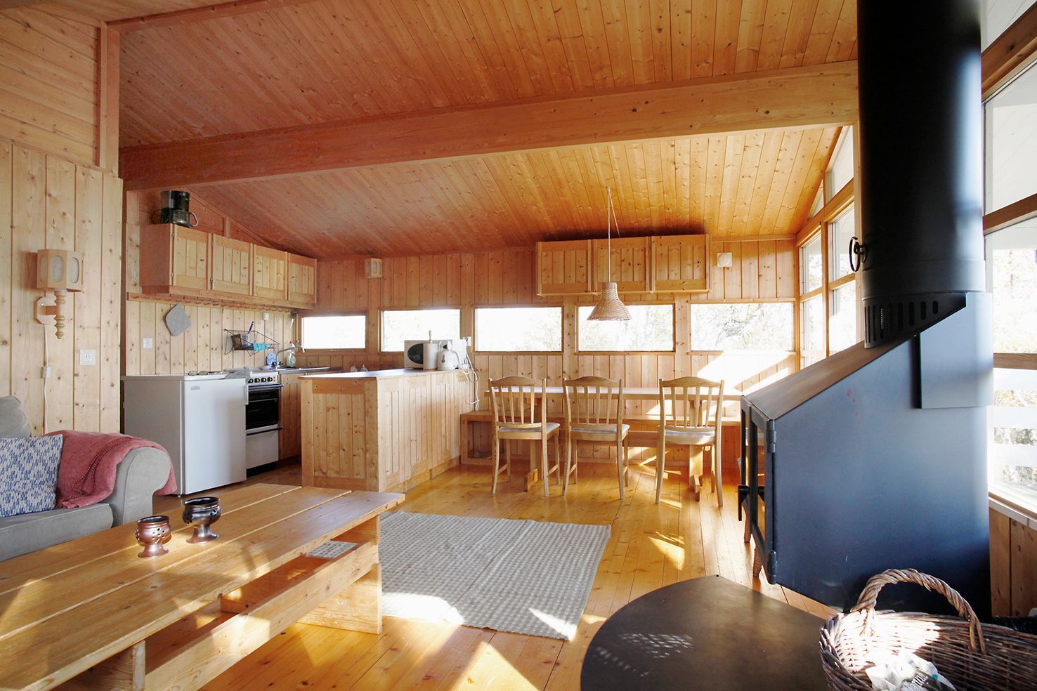 Charmig arkitektritad fjällstuga – bild 3 av 8