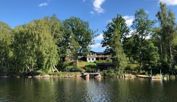Hus på strandtomt med egen brygga och många bäddar