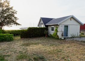 Cottage with sea view and 50m to the beach