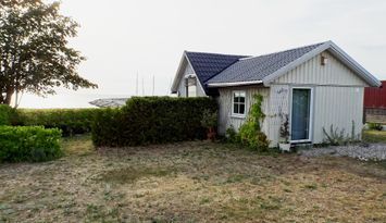 Cottage with sea view and 50m to the beach