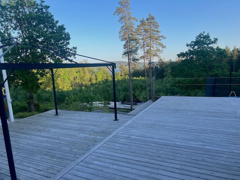 Mysig stuga med sjöutsikt, gästhus och stor altan – bild 8 av 24