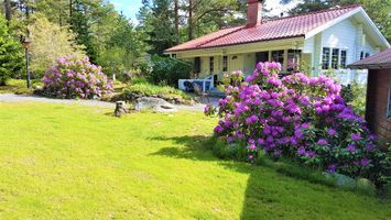 Charmig sommarstuga med härligt barnvänlig tomt