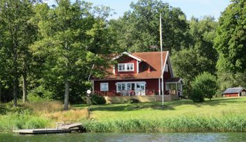 Hus med egen brygga vid Östersjön
