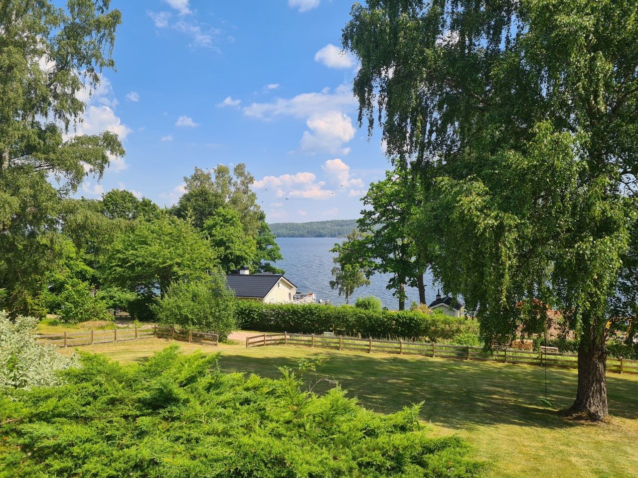 Utsikt över Sommen. Inhägnad tomt för hund & barn. – bild 3 av 24