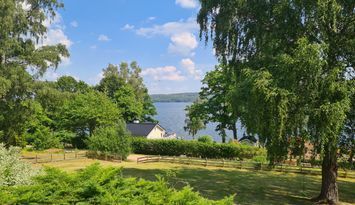 Utsikt över Sommen. Inhägnad tomt för hund & barn.