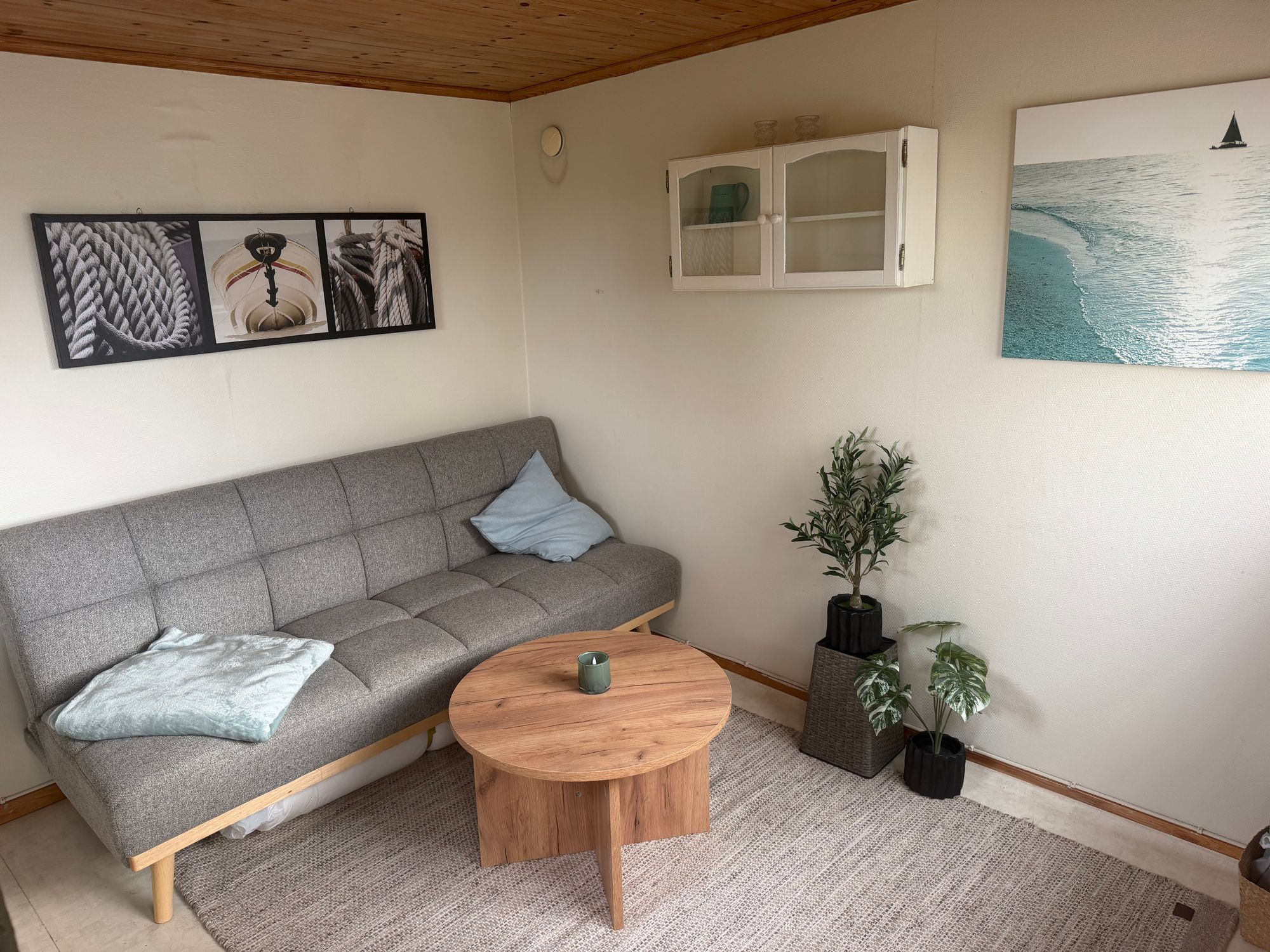 Mysig stuga med toppläge vid Skrea strand
