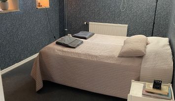 Källarvåning med egen ingång i mysigt villaområde.