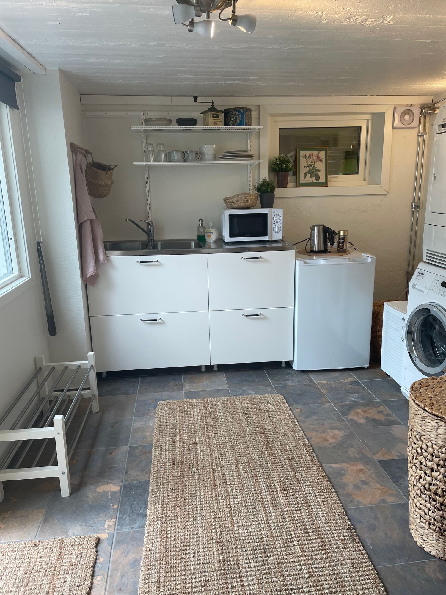 Källarvåning med egen ingång i mysigt villaområde. – bild 3 av 5