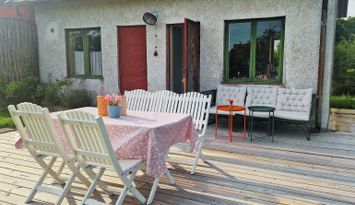 Nyrenoverad stuga, havsutsikt och mysig atmosfär.