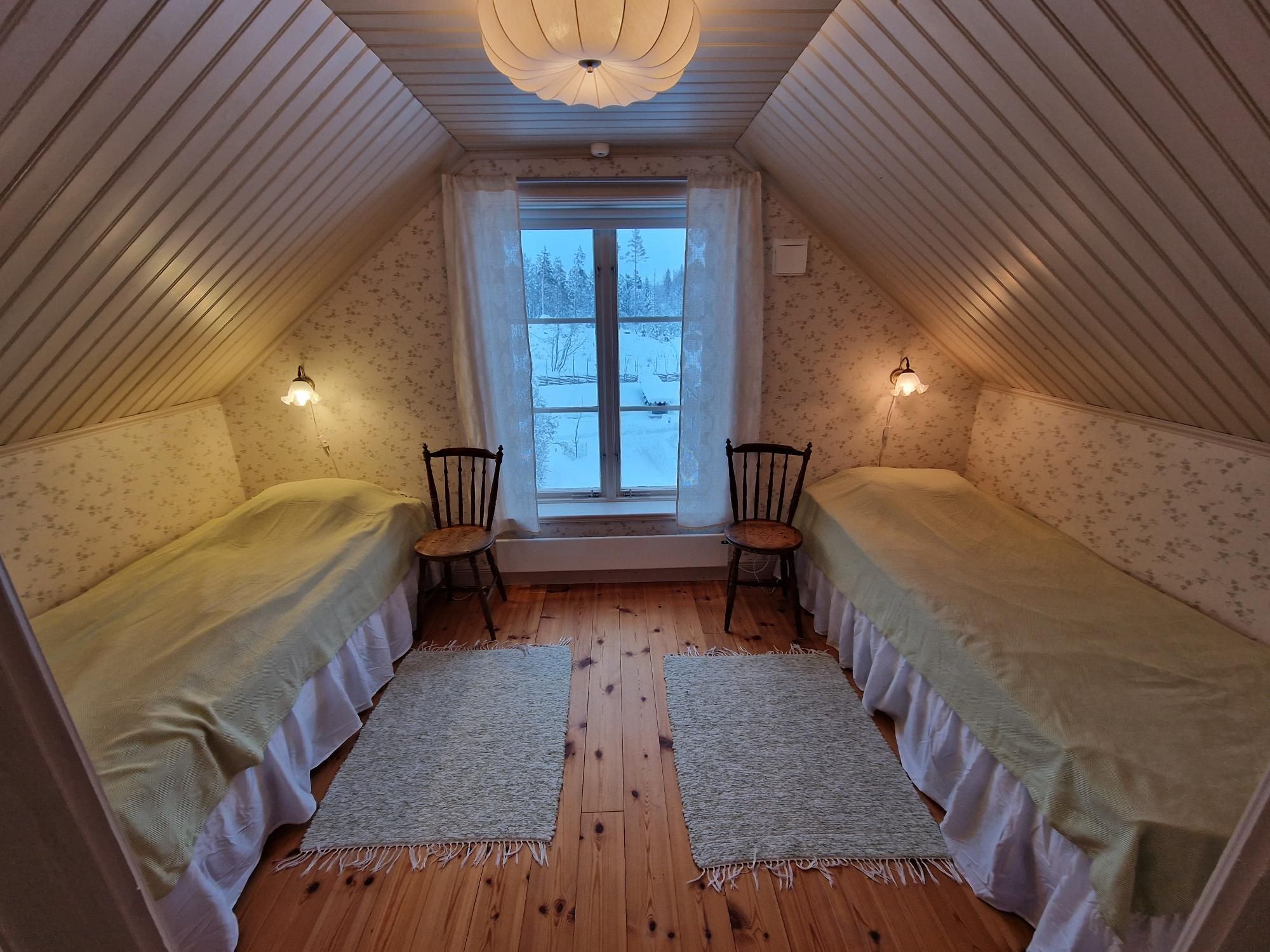 Naturnära Gäststuga på liten gård med höns – bild 7 av 9