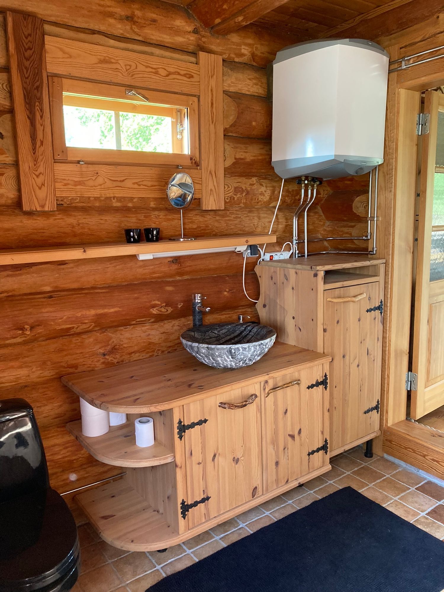 Timmerstuga med jacuzzi vid stor damm – bild 7 av 12
